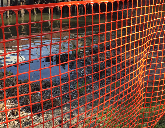 Will long-term contact with plastic safety fences release harmful substances?